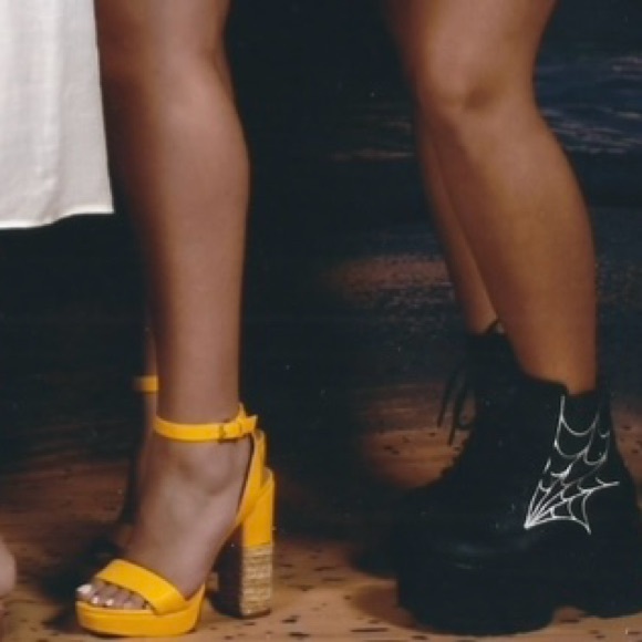 Aldo 6’ Yellow Woven Platform Heels - Picture 1 of 10